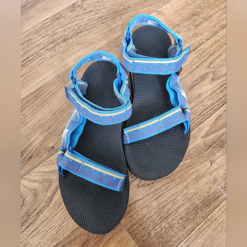 Teva Platform universal sandals in size US 7